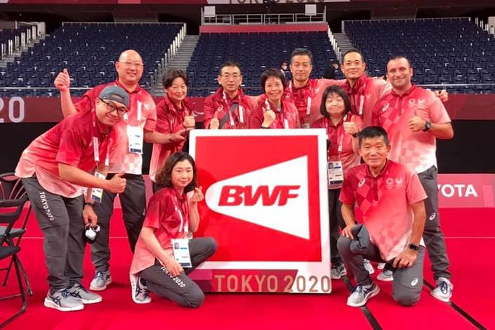 Raventus Pongoh (kiri) dan Para Wasit serta Hakim Garis Para Bulu Tangkis di Paralimpiade Tokyo 2020 (Foto: Dok. Raventus Pongoh) Raventus Pongoh (kiri) dan Para Wasit serta Hakim Garis Para Bulu Tangkis di Paralimpiade Tokyo 2020 (Foto: Dok. Raventus Pongoh)