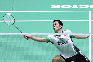 Tunggal putra Indonesia, Shesar Hiren Rhustavito mengembalikan shuttlecock. (Foto: PP PBSI)