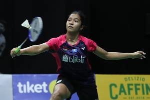 Ester Nurumi Tri Wardoyo mengembalikan shuttlecock.