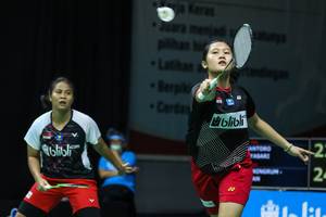 Jesita Putri Miantoro/Lanny Tria Mayasari mengembalikan shuttlecock.