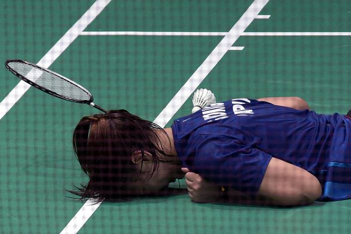 Gabriela Meilana Moningka (Papua) terjatuh saat melawan Saifi Riska Nurhidayah (Jawa Barat), pada semifinal tunggal putri PON Papua 2021 di GOR Waringin (PON PAPUA 2021/Iman Firmansyah)