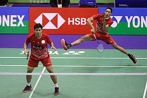 Wahyu Nayaka Arya Pankaryanira/Ade Yusuf Santoso (Indonesia) melepaskan serangan.