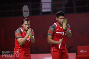 Ganda campuran Indonesia, Praveen Jordan/Melati Daeva OKtavianti memberikan salam penghormatan usai bertanding. (Copyright: Badmintonphoto | Courtesy of BWF)