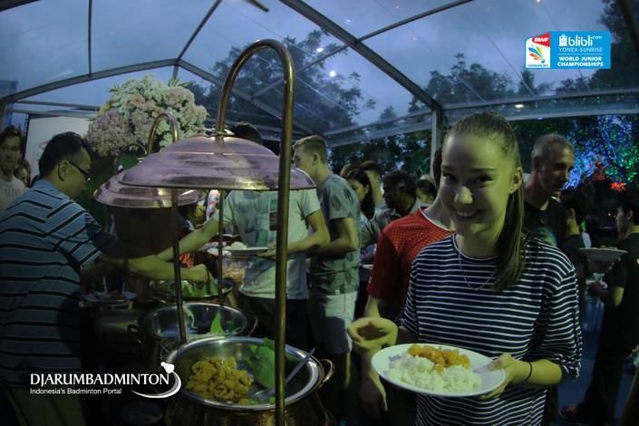 Para Atlet Saat Mengambil Makanan di Acara Gala Dinner