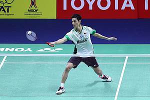 Shesar Hiren Rhustavito (Indonesia) menyambut pengembalian.