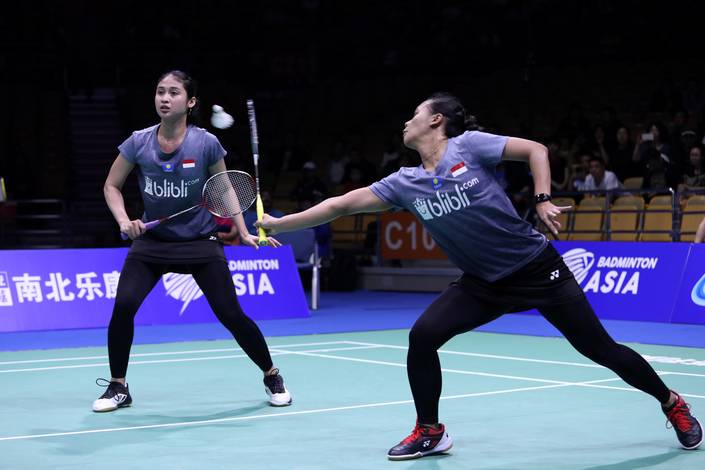 Rizki Amelia Pradipta/Della Destiara Haris (Indonesia) mengembalikan shuttlecock. Rizki Amelia Pradipta/Della Destiara Haris (Indonesia) mengembalikan shuttlecock.