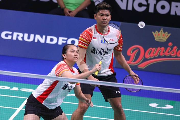 Praveen Jordan/Melati Daeva Oktavianti (Indonesia) bersiap menyambar pengembalian tanggung. Praveen Jordan/Melati Daeva Oktavianti (Indonesia) bersiap menyambar pengembalian tanggung.