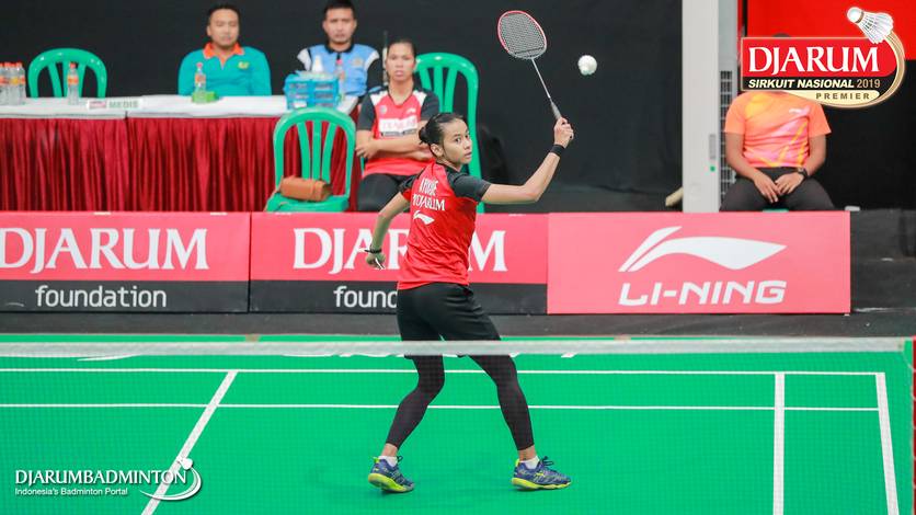 Dinar Dyah Ayustine (PB Djarum Kudus) mengembalikan shuttlecock. Dinar Dyah Ayustine (PB Djarum Kudus) mengembalikan shuttlecock.