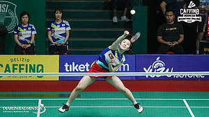 Hirari Mizui (Jepang) melepaskan serangan.