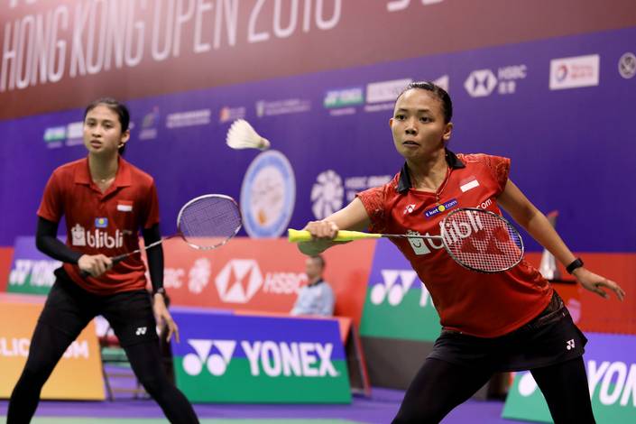 Rizki Amelia Pradipta/Della Destiara Haris bersiap menghadang serangan. Rizki Amelia Pradipta/Della Destiara Haris bersiap menghadang serangan.