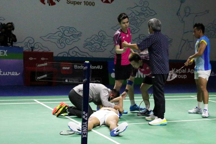 Yeremia Erich Yoche Yacob Rambitan mengalami cedera di laga perempat final Indonesia Open 2022 (Djarum Badminton) Yeremia Erich Yoche Yacob Rambitan mengalami cedera di laga perempat final Indonesia Open 2022 (Djarum Badminton)