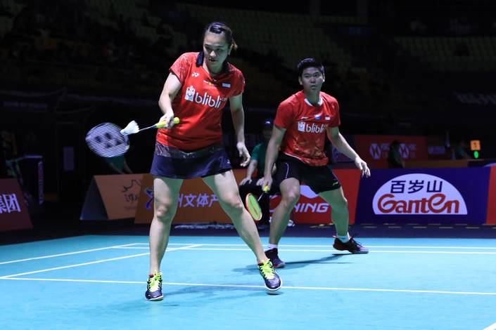 Praveen Jordan/Melati Daeva Oktavianti menghadang serangan. Praveen Jordan/Melati Daeva Oktavianti menghadang serangan.