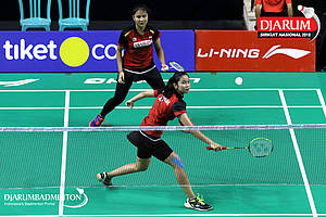 Salli Lin/Sang Ayu Putu Kharisma Maharani (PB Djarum Kudus) mengembalikan shuttlecock.