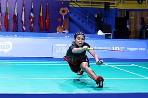 Gregoria Mariska Tunjung (Indonesia) berusaha menghadang serangan.