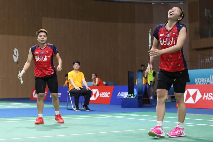 Ekspresi kekecewaan Greysia Polii/Apriyani Rahayu (Indonesia). Ekspresi kekecewaan Greysia Polii/Apriyani Rahayu (Indonesia).
