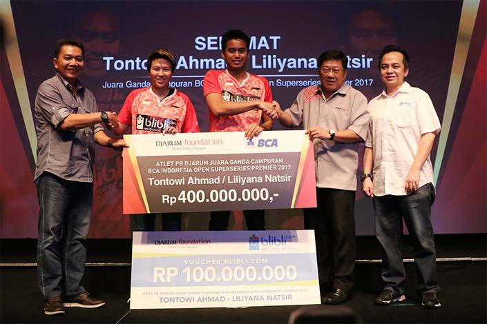 Tontowi Ahmad/Liliyana Natsir Melakukan Foto Bersama Usai Penyerahan Bonus. (foto: PBSI)