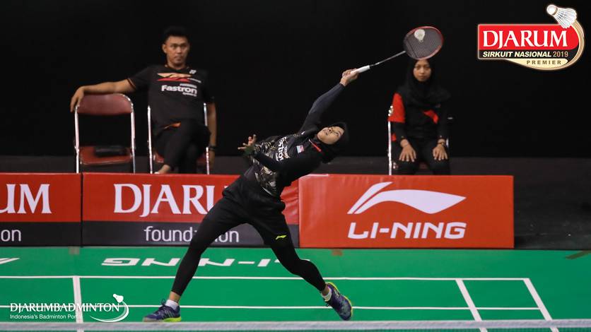 Dinar Dyah Ayustine (Pertamina Fastron) mengembalikan shuttlecock. Dinar Dyah Ayustine (Pertamina Fastron) mengembalikan shuttlecock.