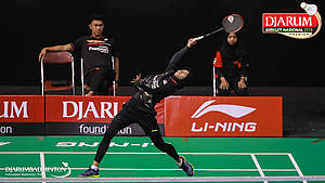 Dinar Dyah Ayustine (Pertamina Fastron) mengembalikan shuttlecock.