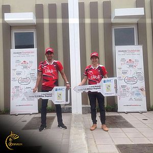 Owi dan Butet Menerima Hadiah Rumah Berupa Simbolik