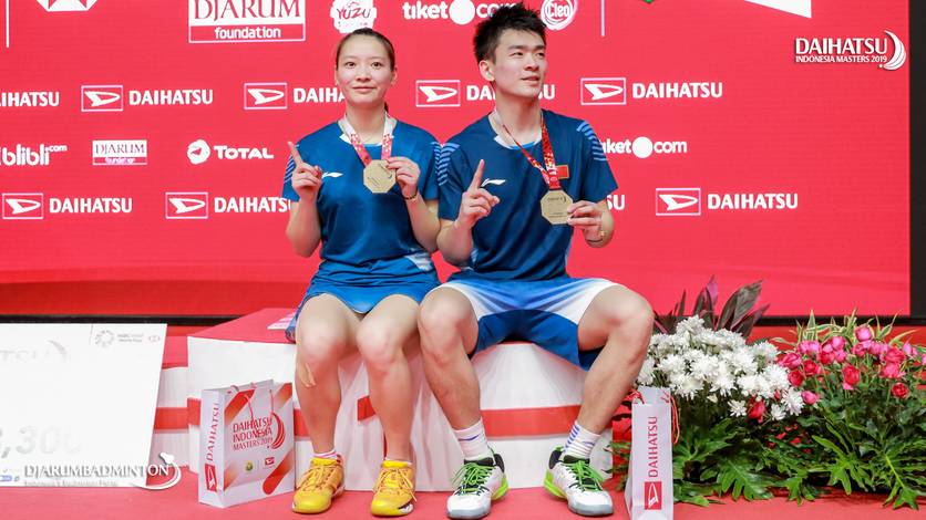 Zheng Siwei/Huang Yaqiong keluar sebagai juara ganda campuran Daihatsu Indonesia Masters 2019 BWF World Tour Super 500. Zheng Siwei/Huang Yaqiong keluar sebagai juara ganda campuran Daihatsu Indonesia Masters 2019 BWF World Tour Super 500.