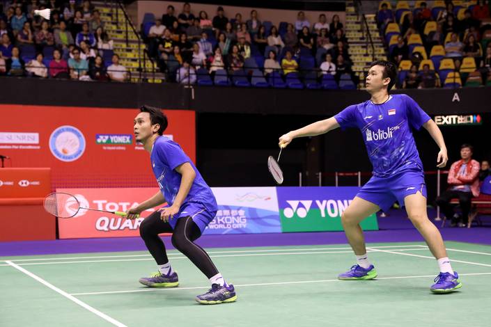 Hendra Setiawan/Mohammad Ahsan mengembalikan shuttlecock. Hendra Setiawan/Mohammad Ahsan mengembalikan shuttlecock.