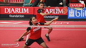 Asghar Herfanda/Sang Ayu Putu Kharisma Maharani (PB Djarum Kudus) mengembalikan shuttlecock.