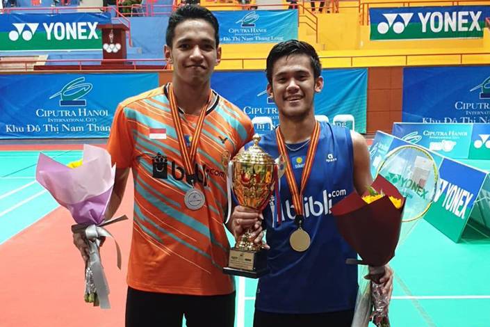 Firman Abdul Kholik (kanan) bersama Chico Aura Dwi Wardoyo usai penyerahan hadiah. Firman Abdul Kholik (kanan) bersama Chico Aura Dwi Wardoyo usai penyerahan hadiah.