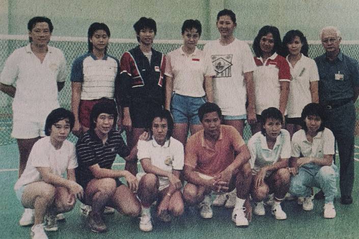 Tim Uber Cup Indonesia 1988: Verawaty Fajrin (berdiri, keempat dari kanan) dan Yanti Kusmiati (jongkok, kiri) (Foto: Dok. Tangkas: 67 Tahun Berkomitmen Mencetak Jawara Bulu Tangkis) Tim Uber Cup Indonesia 1988: Verawaty Fajrin (berdiri, keempat dari kanan) dan Yanti Kusmiati (jongkok, kiri) (Foto: Dok. Tangkas: 67 Tahun Berkomitmen Mencetak Jawara Bulu Tangkis)