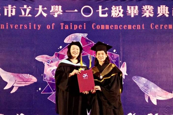 Tai Tzu Ying Saat Diwisuda dan Menerima Penghargaan. Tai Tzu Ying Saat Diwisuda dan Menerima Penghargaan.