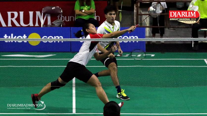 Adnan Maulana/Masita Mahmudin (Jaya Raya Jakarta) menyambar pengembalian. Adnan Maulana/Masita Mahmudin (Jaya Raya Jakarta) menyambar pengembalian.