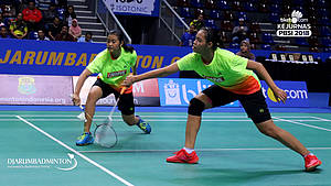 Amalia Cahya Pratiwi/Rayhan Vania Salsabila (Jawa Barat) menyambut pengembalian.
