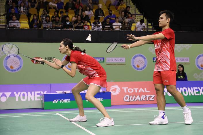 Hafiz Faizal/Gloria Emanuelle Widjaja (Indonesia) melakukan servis. Hafiz Faizal/Gloria Emanuelle Widjaja (Indonesia) melakukan servis.