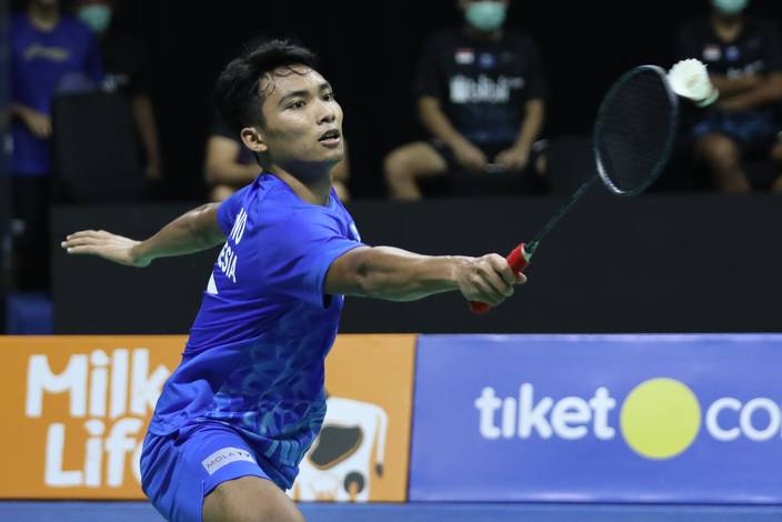 Karono (Tim Rajawali) mengembalikan shuttlecock. Karono (Tim Rajawali) mengembalikan shuttlecock.