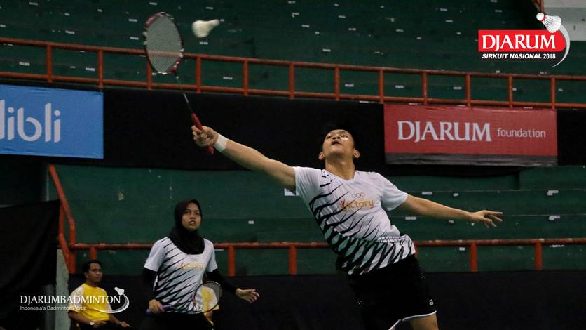 Muhammad Juan Elgiffani/Windi Siti Mulyani (PB Victory Bogor) mengembalikan shuttlecock. Muhammad Juan Elgiffani/Windi Siti Mulyani (PB Victory Bogor) mengembalikan shuttlecock.