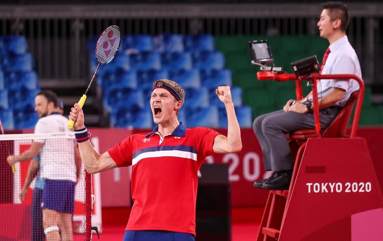 Selebrasi kemenangan Viktor Axelsen (Denmark) di babak semifinal Olimpiade Tokyo 2020. (Foto: BADMINTONPHOTO - Yves Lacroix) Selebrasi kemenangan Viktor Axelsen (Denmark) di babak semifinal Olimpiade Tokyo 2020. (Foto: BADMINTONPHOTO - Yves Lacroix)