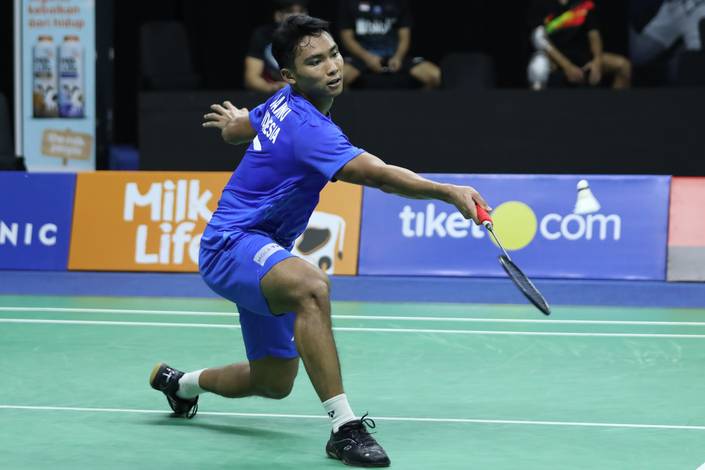 Karono (Tim Rajawali) mengembalikan shuttlecock. Karono (Tim Rajawali) mengembalikan shuttlecock.