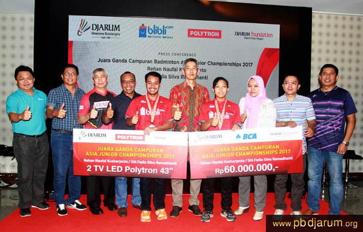 Rehan/Fadia Berfoto Bersama Usai Pemberian Penghargaan. (Foto: PB Djarum)