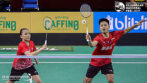 Akbar Bintang Cahyono/Winny Octavina Kandow (Jawa Tengah/DKI Jakatta) bersiap menyambut pengembalian.