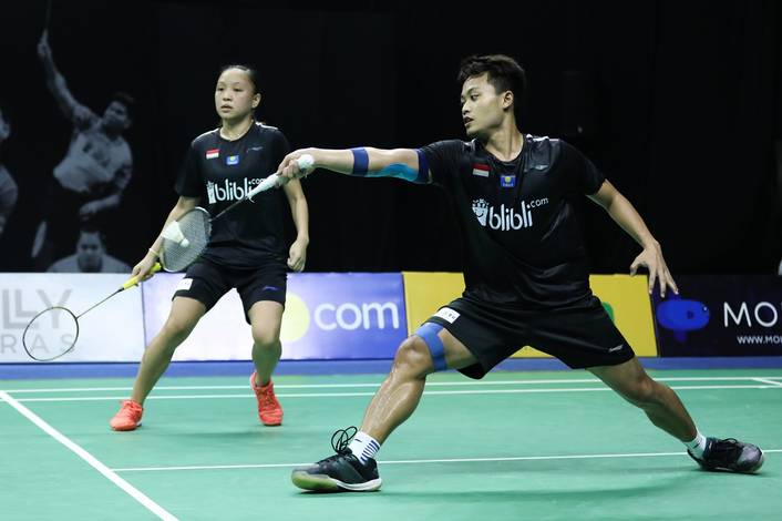 Akbar Bintang Cahyono/Winny Oktavina Kandow mengembalikan shuttlecock.