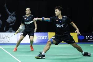 Akbar Bintang Cahyono/Winny Oktavina Kandow mengembalikan shuttlecock.