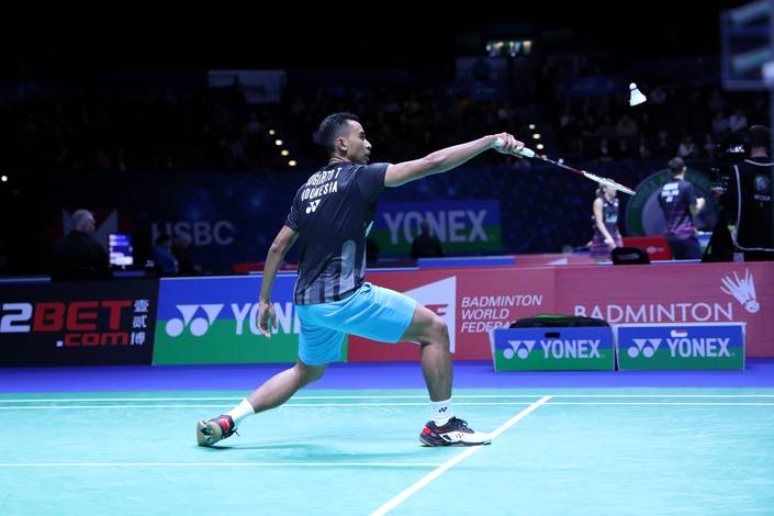 Tommy Sugiarto (Indonesia) mengembalikan shuttlecock. Tommy Sugiarto (Indonesia) mengembalikan shuttlecock.