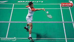 Bagas Kristianto Nugroho (PB Djarum Kudus) mengembalikan shuttlecock.