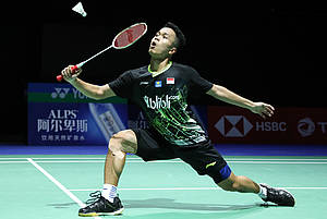 Anthony Sinisuka Ginting (Indonesia) menyambut pengembalian.