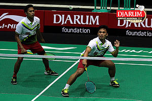 Amri Syahnawi/Rian Swastedian (Jaya Raya Jakarta) mengembalikan shuttlecock.