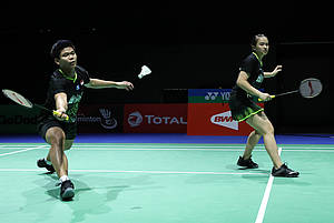 Praveen Jordan/Melati Daeva Oktavianti (Indonesia) bersiap menyambut pengembalian.