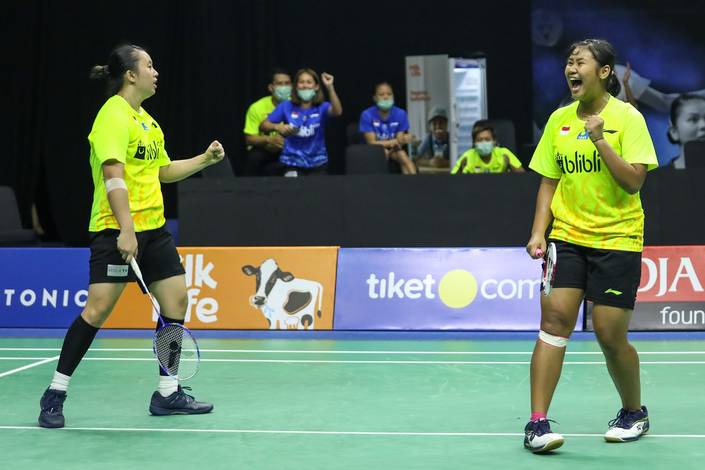 Selebrasi kemenangan Melani Mamahit/Tryola Nadia (tim Rajawali).