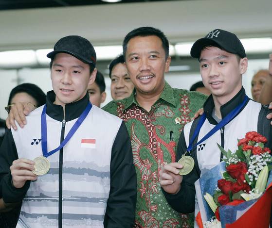 Kevin/Marcus berfoto bersama Menpora Imam Nahrawi (foto: Twitter @Imam_Nahrawi) Kevin/Marcus berfoto bersama Menpora Imam Nahrawi (foto: Twitter @Imam_Nahrawi)