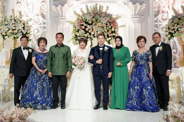 Menpora Imam Nahrawi bersama istrinya Shobibah Rohmah menghadiri pernikahan Marcus Fernaldi Gideon dan Agnes Amelinda Mulyadi di Grand Ballroom Hotel Fairmont, Jakarta, Sabtu (14/4) malam. Menpora Imam Nahrawi bersama istrinya Shobibah Rohmah menghadiri pernikahan Marcus Fernaldi Gideon dan Agnes Amelinda Mulyadi di Grand Ballroom Hotel Fairmont, Jakarta, Sabtu (14/4) malam.