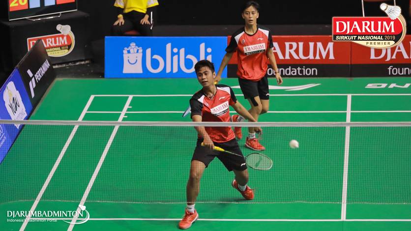 Yoggi Pamungkas/Aldira Rizki Putri (PB Djarum Kudus) menyambar pengembalian. Yoggi Pamungkas/Aldira Rizki Putri (PB Djarum Kudus) menyambar pengembalian.
