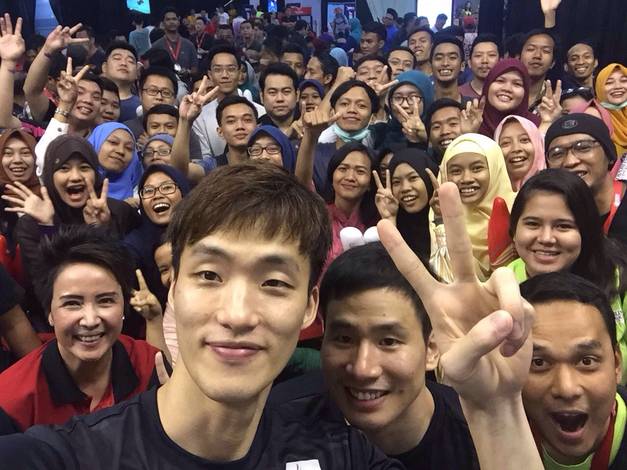Ko Sung Hyun/Shin Baek Cheol Ajak Selfie Para Penggemar Mereka Ko Sung Hyun/Shin Baek Cheol Ajak Selfie Para Penggemar Mereka